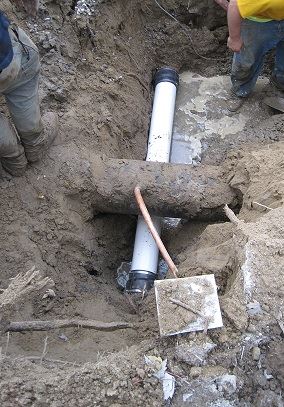 Fixing a sewer below a water main